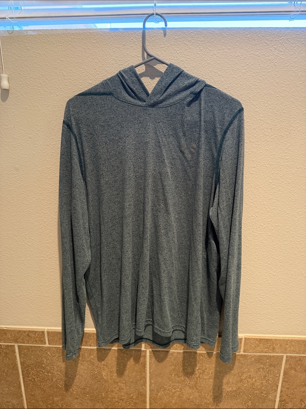 Under Armour Men's Long Sleeve Hooded Performance Shirt - Heathered Dark Gray